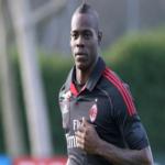 بالوتيلي يكشف عن مهارته بقيادة السيارات في حلبة الكارتينغ